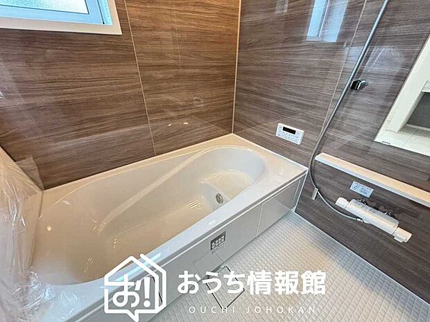 【現地写真（浴室）】浴室暖房乾燥機付き。１坪タイプで広々です。
