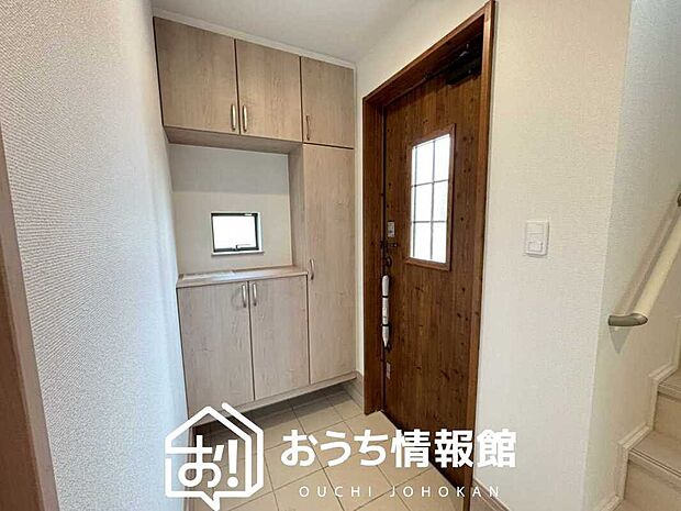 【現地写真（玄関）】玄関には、大型のシューズ収納を設置しています。