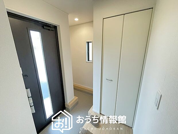 【現地写真（玄関）】玄関には、大型のシューズ収納を設置しています。
