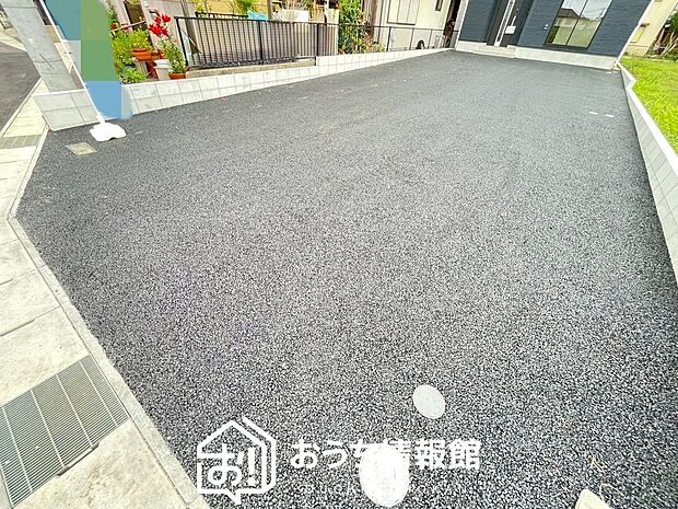 【現地写真（駐車場）】駐車スペースが広く、運転が苦手な方も安心です。
