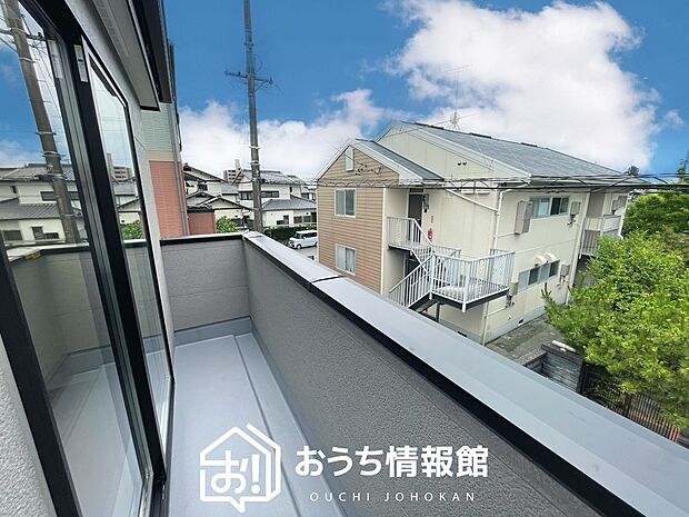 【バルコニー】奥行きが広く、洗濯物をゆったりと干せる十分な広さで、家族の洗濯も捗ります。