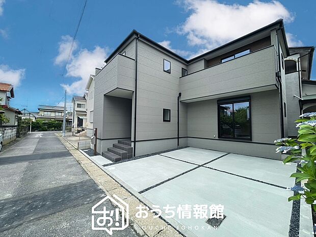 【現地写真（前道含む外観）】軽くて火災に強い屋根材を採用し、地震時の建物への負担や揺れを軽減しています。