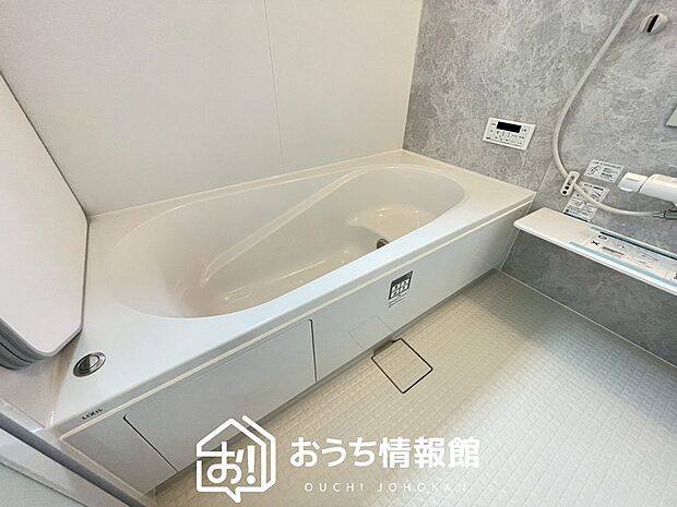 【現地写真（浴室）】浴室暖房乾燥機付き。１坪タイプで広々です。