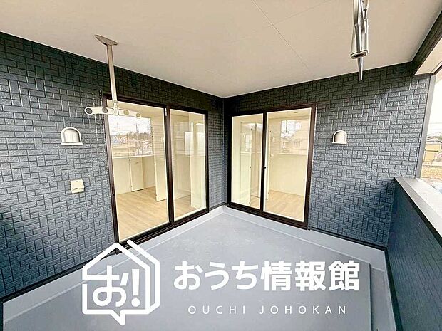 【バルコニー】奥行きが広く、洗濯物をゆったりと干せる十分な広さで、家族の洗濯も捗ります。