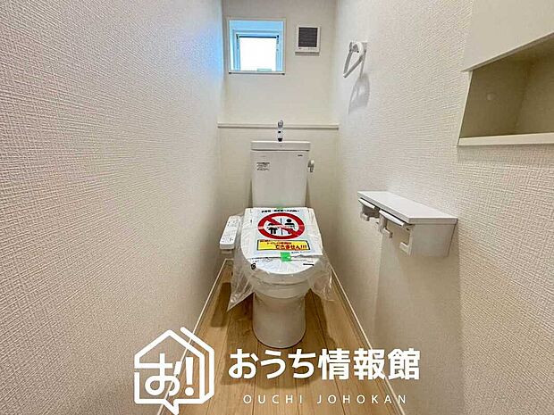 【トイレ】汚れてもサッとひと拭きでお手入れ簡単、エコ仕様の温水洗浄便座付きのトイレです。
バリアフリーにも配慮しています。