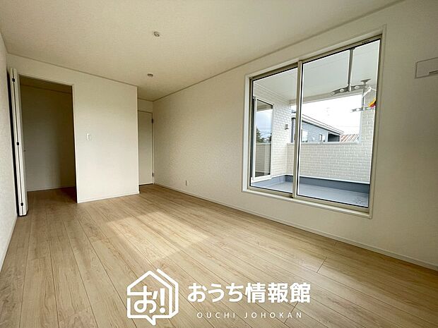 【現地写真（寝室）】木目の美しさを際立たせるシンプルデザインの建具を使用しています。