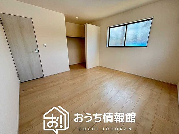 【現地写真（寝室）】木目の美しさを際立たせるシンプルデザインの建具を使用しています。