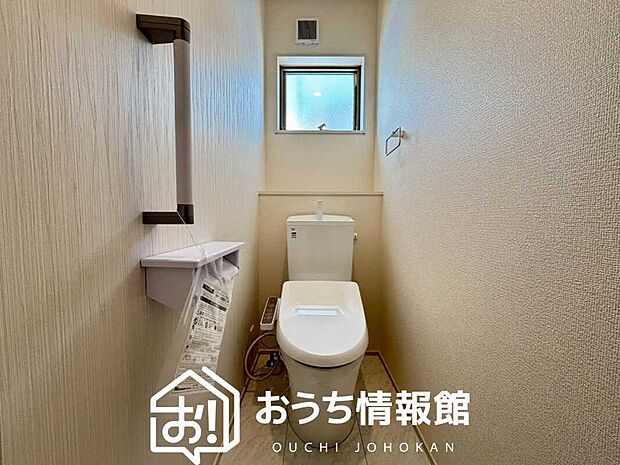 【トイレ】汚れてもサッとひと拭きでお手入れ簡単、エコ仕様の温水洗浄便座付きのトイレです。
バリアフリーにも配慮しています。