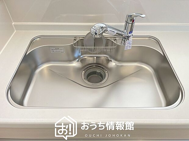 【浄水器内臓ハンドシャワー付シンク】広々とした凸型シンクに洗剤ポケットを標準装備。すっきり収納できます。
また、蛇口の先端に浄水器を内蔵しているため場所をとりません。