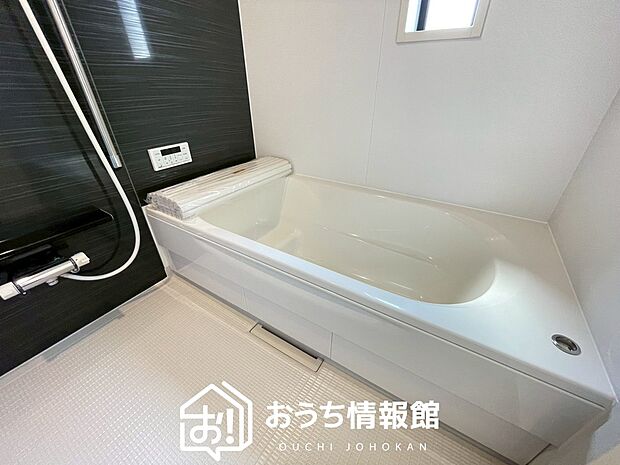 【現地写真(浴室)】浴室暖房乾燥機付き。1坪タイプで広々です。