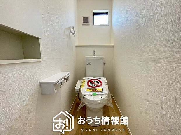 【トイレ】汚れてもサッとひと拭きでお手入れ簡単、エコ仕様の温水洗浄便座付きのトイレです。
バリアフリーにも配慮しています。