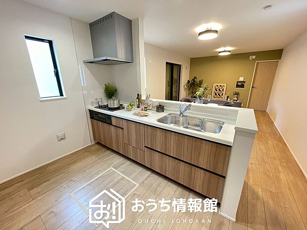 【現地写真（キッチン）】収納たっぷりのシステムキッチン、浄水器付水栓を標準装備しています。