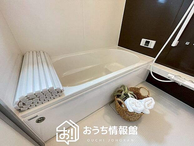 【現地写真（浴室）】浴室暖房乾燥機付き。１坪タイプで広々です。