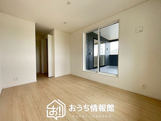【現地写真（寝室）】木目の美しさを際立たせるシンプルデザインの建具を使用しています。