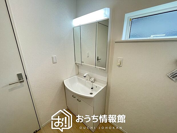 【洗面台・洗面所】鏡の両サイドは、必要なものを取出しやすく、大きな鏡面で朝の準備も快適。
使いやすいリフトアップ機能付きのシングルレバーシャワー水栓付です。