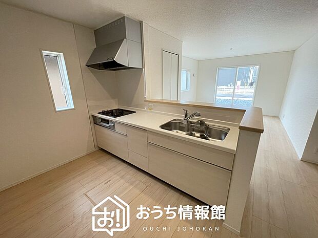 【現地写真（キッチン）】収納たっぷりのシステムキッチン、浄水器付水栓を標準装備しています。