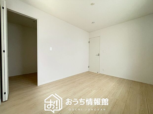 【現地写真（寝室）】木目の美しさを際立たせるシンプルデザインの建具を使用しています。