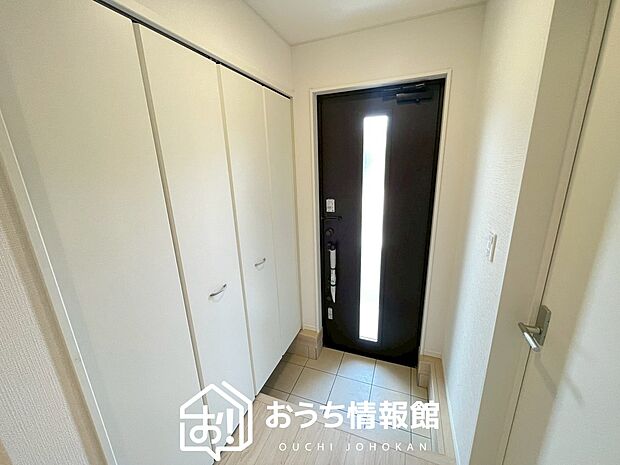【現地写真（玄関）】玄関には、大型のシューズ収納を設置しています。