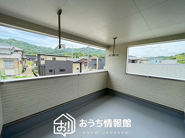 【バルコニー】奥行きが広く、洗濯物をゆったりと干せる十分な広さで、家族の洗濯も捗ります。