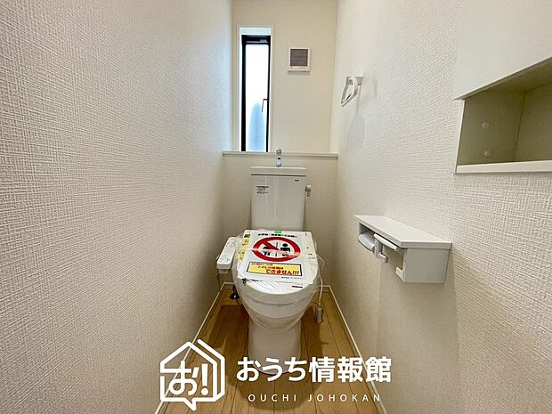 【トイレ】汚れてもサッとひと拭きでお手入れ簡単、エコ仕様の温水洗浄便座付きのトイレです。
バリアフリーにも配慮しています。