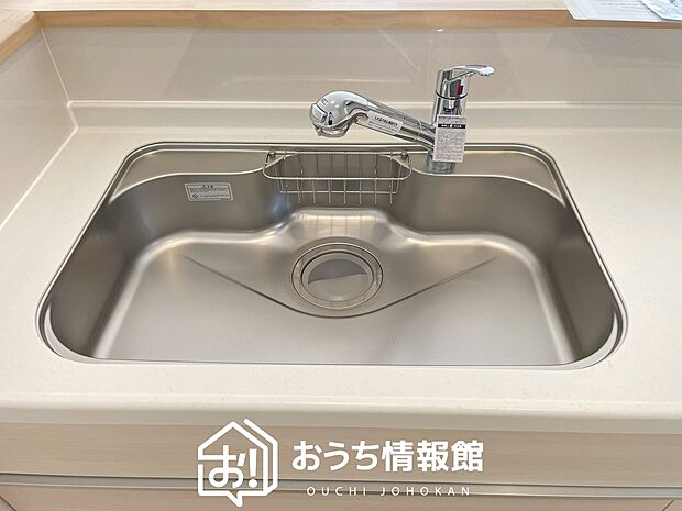 【浄水器内臓ハンドシャワー付シンク】広々とした凸型シンクに洗剤ポケットを標準装備。すっきり収納できます。
また、蛇口の先端に浄水器を内蔵しているため場所をとりません。