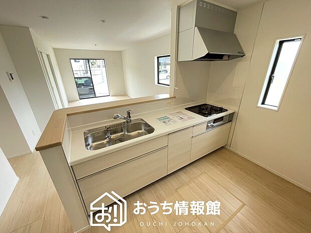 【現地写真（キッチン）】収納たっぷりのシステムキッチン、浄水器付水栓を標準装備しています。
