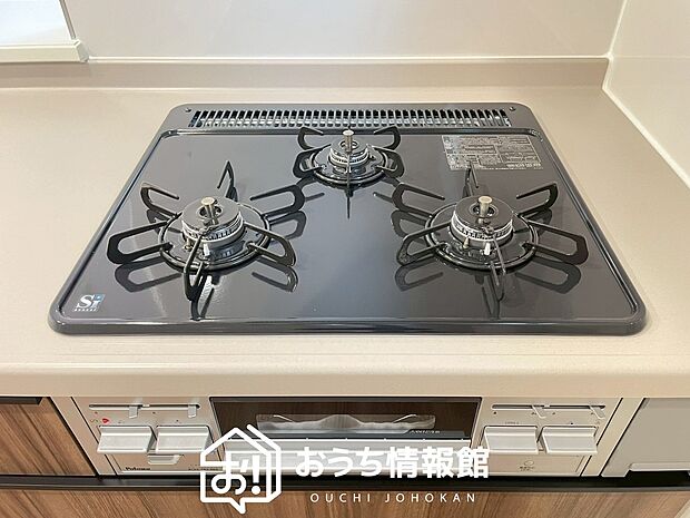 【ビルトインコンロ】フラットな構造で清掃性が高く、過熱防止センサー付３口タイプで日頃の家事も快適です。