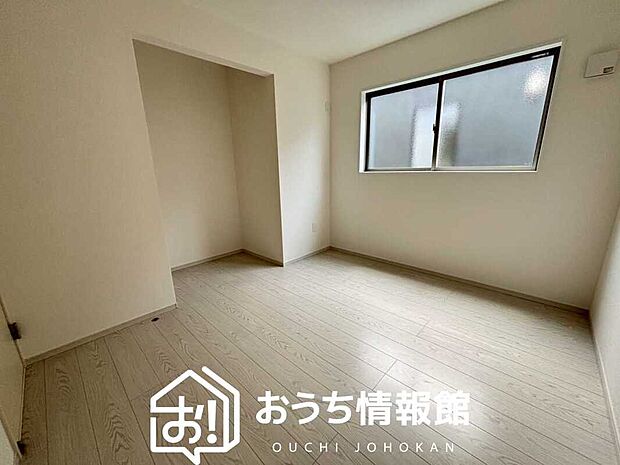 【現地写真（洋室）】木目の美しさを際立たせるシンプルデザインの建具を使用しています。