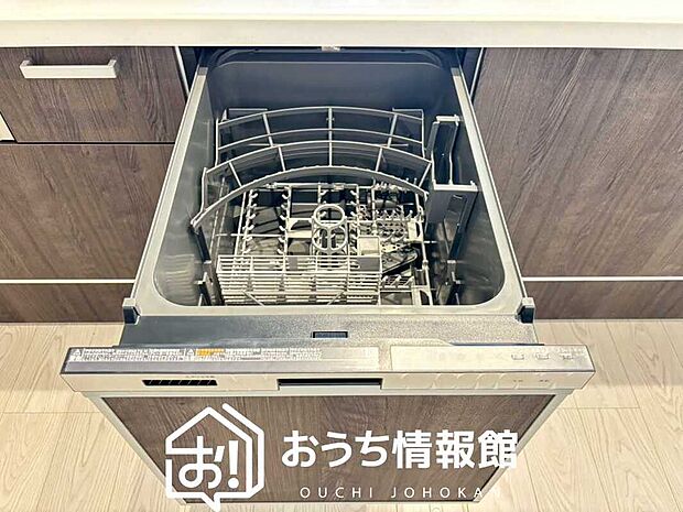 【食器洗い乾燥機】食後の時間にゆとりを与えてくれる食器洗い乾燥機。
操作ボタンも上面にあるので、腰をかがめずに操作ができラクラクです。