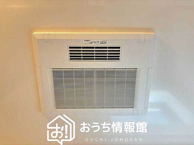 【電気式浴室暖房換気乾燥機】寒い冬場はあたたかく、暑い夏場は扇風機のような心地よさです。
雨の日は、浴室が衣類乾燥スペースになります。