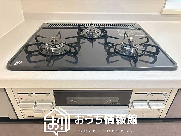 【ビルトインコンロ】フラットな構造で清掃性が高く、過熱防止センサー付3口タイプで日頃の家事も快適です。