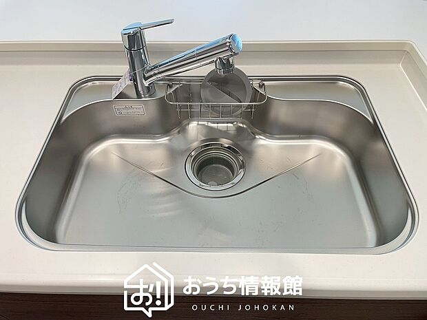 【浄水器内臓型ハンドシャワー付シンク】傷や汚れが付きにくい静音仕様の全面エンボス加工シンク。
また、蛇口の先端に浄水器を内蔵。浄水シャワーが使える毎分4リットルのたっぷり浄水。