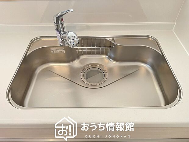 【浄水器内臓ハンドシャワー付シンク】広々とした凸型シンクに洗剤ポケットを標準装備。すっきり収納できます。
また、蛇口の先端に浄水器を内蔵しているため場所をとりません。