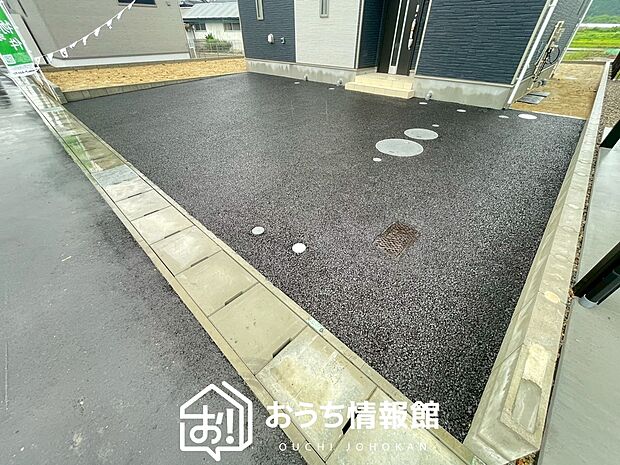 【現地写真(駐車場)】駐車スペースが広く、運転が苦手な方も安心です。