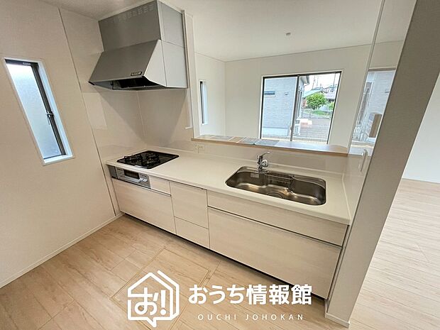 【現地写真(キッチン)】収納たっぷりのシステムキッチン、浄水器付水栓を標準装備しています。