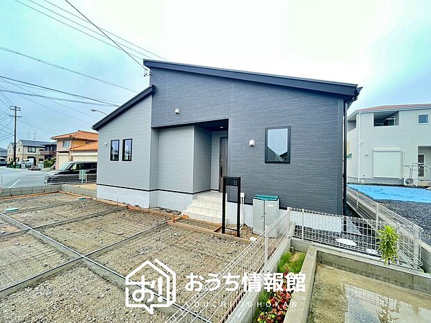 【現地写真(外観)】雨で汚れを落とし、耐久性・耐候性に優れた外壁を使用しています。