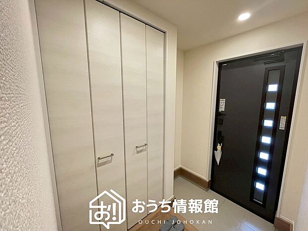 【現地写真(玄関)】玄関には、大型のシューズ収納を設置しています。