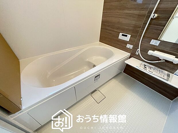 【現地写真(浴室)】浴室暖房乾燥機付き。1坪タイプで広々です。