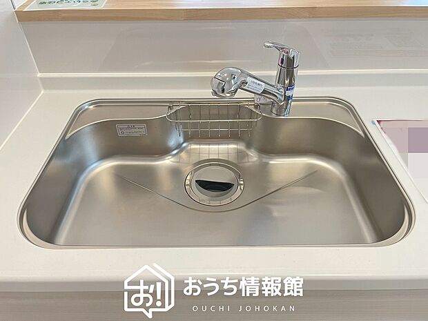 【浄水器内臓ハンドシャワー付シンク】広々とした凸型シンクに洗剤ポケットを標準装備。すっきり収納できます。
また、蛇口の先端に浄水器を内蔵しているため場所をとりません。