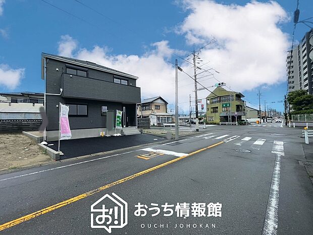【現地写真(前道含む外観)】軽くて火災に強い屋根材を採用し、地震時の建物への負担や揺れを軽減しています。