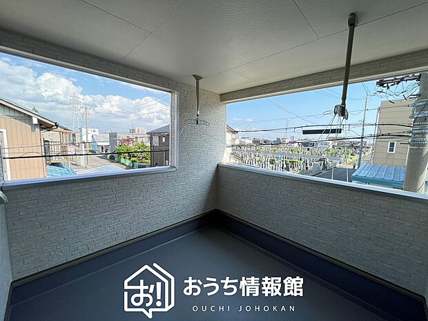 【バルコニー】奥行きが広く、洗濯物をゆったりと干せる十分な広さで、家族の洗濯も捗ります。