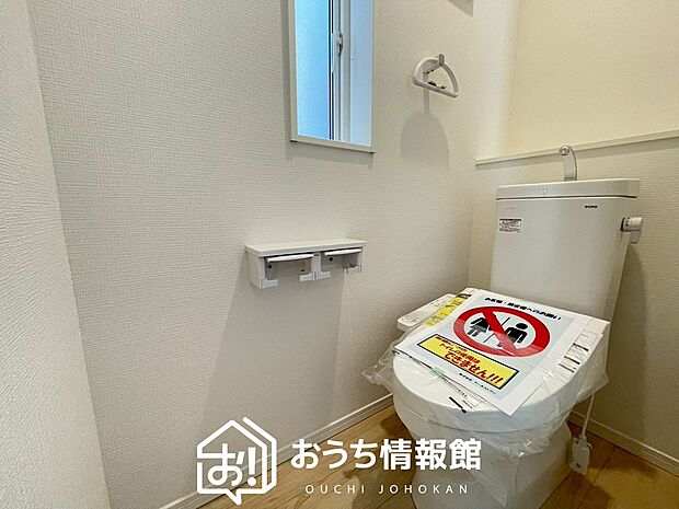 【トイレ】汚れてもサッとひと拭きでお手入れ簡単、エコ仕様の温水洗浄便座付きのトイレです。
バリアフリーにも配慮しています。