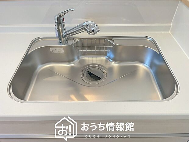 【浄水器内臓ハンドシャワー付シンク】広々とした凸型シンクに洗剤ポケットを標準装備。すっきり収納できます。
また、蛇口の先端に浄水器を内蔵しているため場所をとりません。