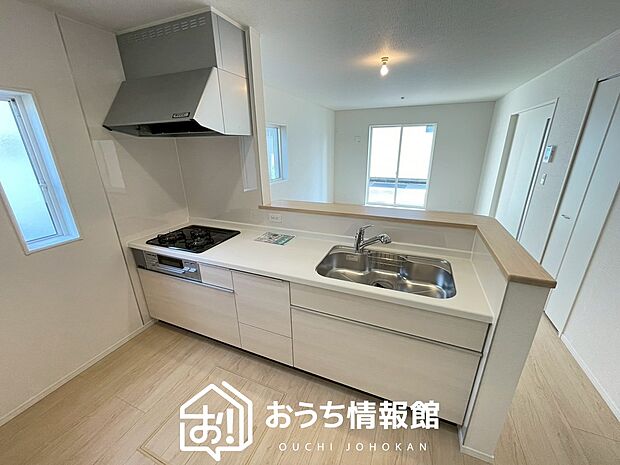 【現地写真(キッチン)】収納たっぷりのシステムキッチン、浄水器付水栓を標準装備しています。