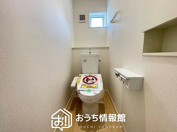 【トイレ】汚れてもサッとひと拭きでお手入れ簡単、エコ仕様の温水洗浄便座付きのトイレです。
バリアフリーにも配慮しています。