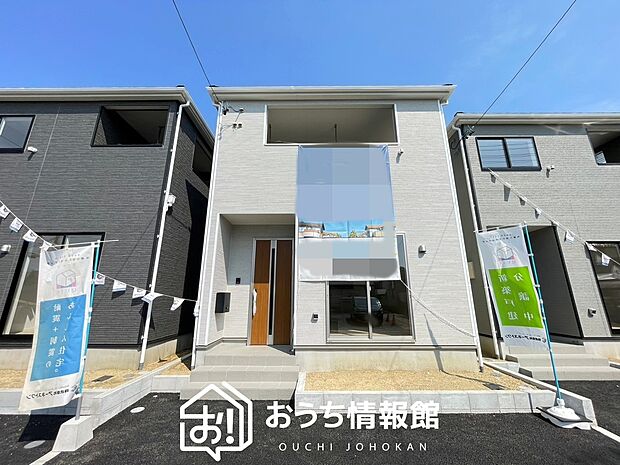 【現地写真(外観)【2号地】】軽くて火災に強い屋根材を採用し、地震時の建物への負担や揺れを軽減しています。