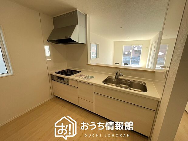 【現地写真(キッチン)】収納たっぷりのシステムキッチン、浄水器付水栓を標準装備しています。