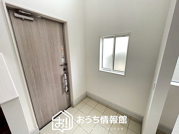 【現地写真(玄関)】玄関には、大型のシューズ収納を設置しています。