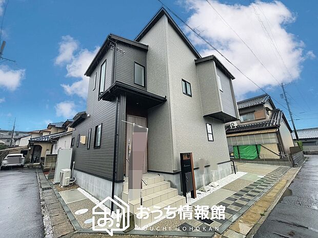 【現地写真(前道含む外観)】軽くて火災に強い屋根材を採用し、地震時の建物への負担や揺れを軽減しています。
