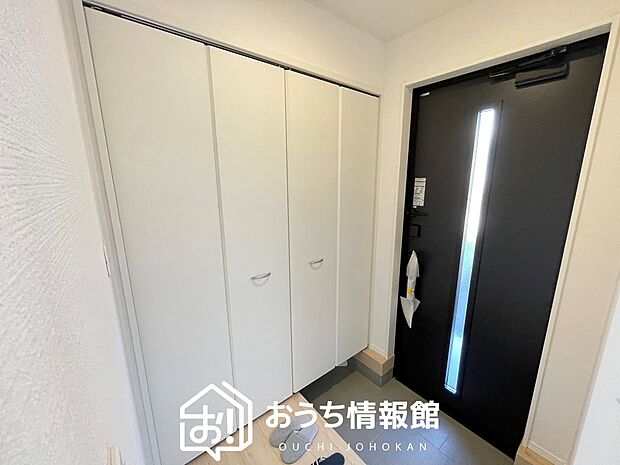 【現地写真(玄関)】玄関には、大型のシューズ収納を設置しています。